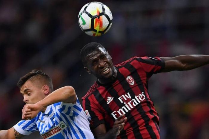 Aksi bek AC Milan, Cristian Zapata (kanan), berduel dengan Francesco Vicari dari SPAL dalam laga Liga Italia di San Siro, Milan, 20 September 2017.