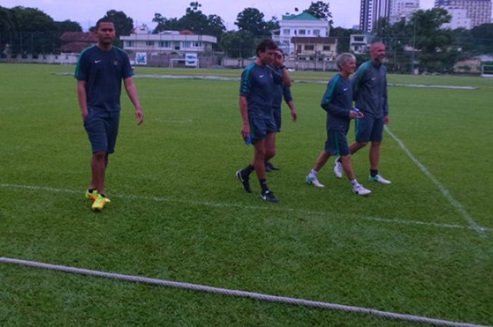 Pelatih timnas U-22 Indonesia, Luis Milla (tengah) seusai latihan sesi siang di lapangan Kelab Aman, Lorong Damai, Kuala Lumpur, 23 Agustus 2017. 