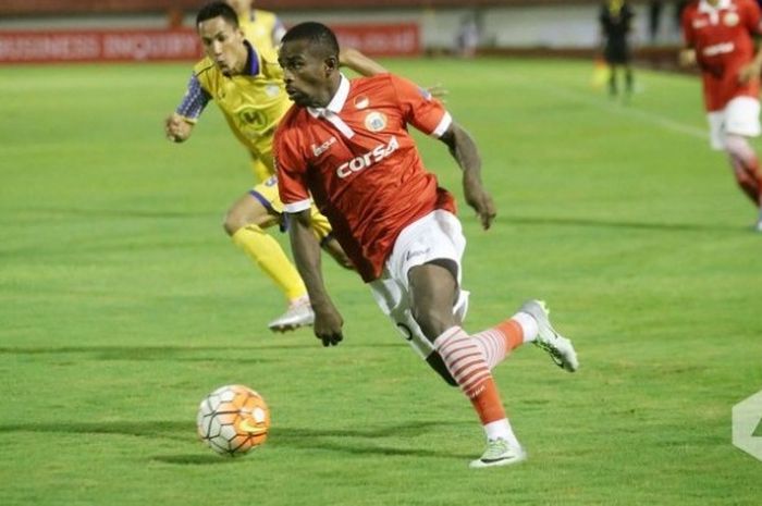 Penyerang Persija, Greg Nwokolo berusaha menjauhkan bola dari kejaran bek Barito Putera, Ambrizal di Stadion Manahan, Solo, Minggu (9/10/2016) malam. 