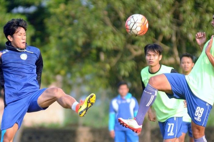 Gelandang Ahmad Bustomi (kiri), saat menjalani latihan bersama Arema di lapangan Paskhas Abdurrachman Saleh, Pakis, Kabupaten Malang pada Senin (12/9/2016). 