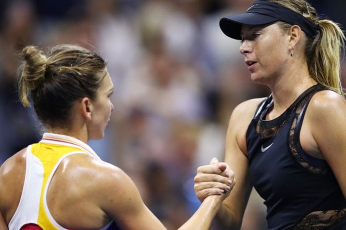 Petenis Rusia, Maria Sharapova (kanan), bersalaman dengan Simona Halep (Rumania) setelah memenangi laga babak kesatu turnamen AS Terbuka di USTA Billie Jean King National Tennis Center, New York, Senin (28/8/2017).