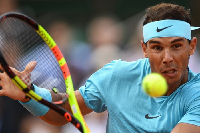 Petenis tunggal putra Spanyol, Rafael Nadal, mengembalikan bola pukulan dari sang lawan, Maximilian Marterer (Jerman), pada babak keempat turnamen Roland Garros 2018 di lapangan Philippe-Chatrier, Paris, Prancis, Senin (4/6/2018).