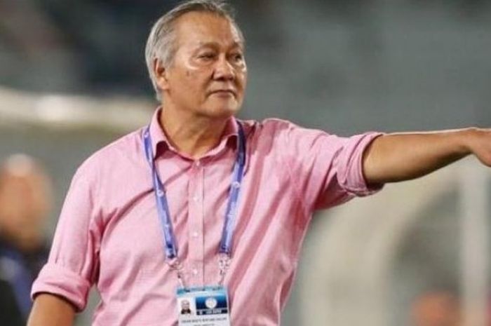 Pelatih Irfan Bakti saat mendampingi timnya, Felda United, dalam laga Liga Super Malaysia (LSM) 2016. 