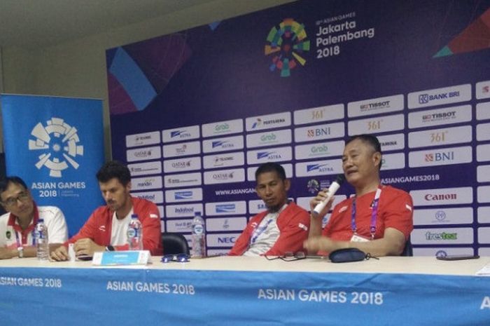 Wakil Ketua Umum PB PODSI Budiman Setiawan (paling kanan) berbicara dalam konferensi pers setelah rowing menyelesaikan pertandingan terakhir di Jakabaring Sport City, Palembang, Jumat (24/8/2018).