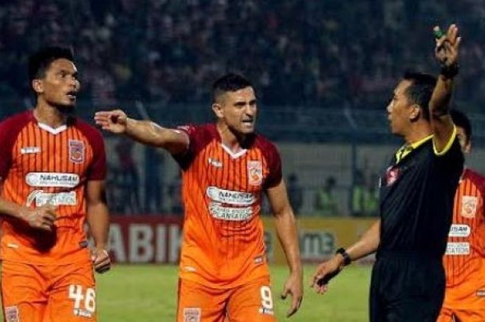 Duo Pusamania Borneo FC, Firly Apriansyah (kiri) dan Pedro Javier (dua dari kiri) siap menyambut kedatangan Evan Dimas dkk di Stadion Segiri, Samarinda, Jumat (27/5/2016). 