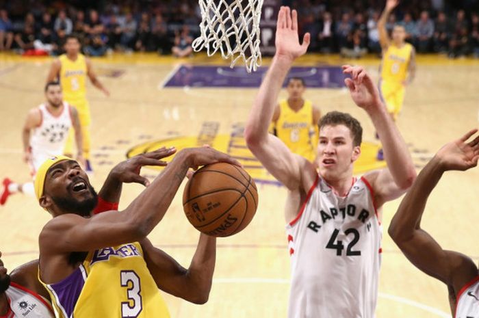 Pebasket Los Angeles Lakers, Corey Brewer (jersey kuning, #3), dijaga ketat oleh tiga pemain Toronto Raptors, CJ Miles (#0), OG Anunoby (#3), dan Jakob Poeltl (#42), pada laga musim reguler NBA di Staples Center,Los Angeles, California, Amerika Serikat, Jumat (27/10/2017).