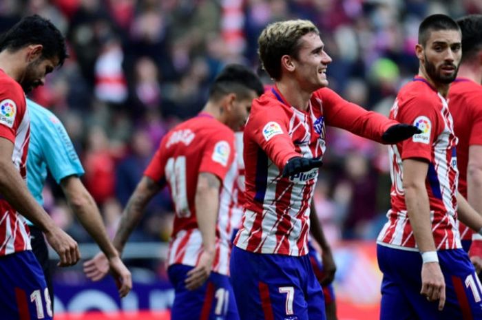 Antoine Griezmann (tengah) merayakan gol Atletico Madrid ke gawang Girona dalam partai Liga Spanyol di Stadion Wanda Metropolitano, 20 Januari 2018.