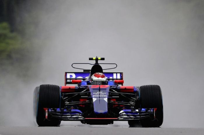 Pebalap Indonesia, Sean Gelael, memacu mobil tim balap Formula 1 (F1), Scuderia Toro Rosso, pada sesi latihan pertama GP Malaysia yang berlangsung di Sirkuit Internasional Sepang, Jumat (29/9/2017). 