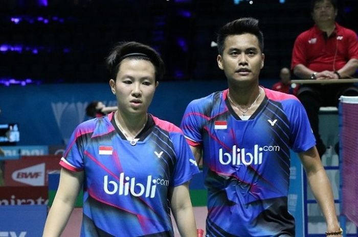 Pasangan ganda campuran Indonesia, Tontowi Ahmad/Liliyana Natsir, sedang berjalan seusai menjalani laga perdana penyisihan Grup A final superseries 2016. Tontowi/Liliyana kalah dengan 11-21, 12-21 atas Praveen Jordan/Debby Susanto, pada laga yang berlangsung di Hamdan Sports Complex, Dubai, Rabu (14/12/2016).