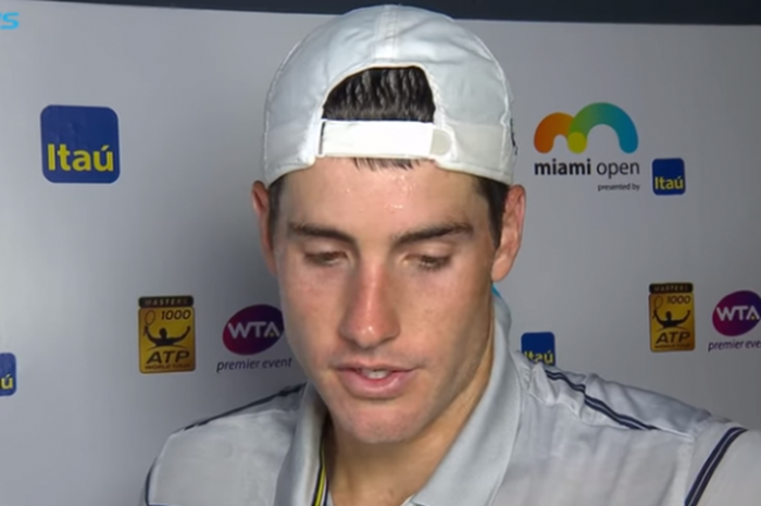 Petenis putra Amerika, John Isner, diwawancarai setelah mengalahkan wakil Kroasia, Marin Cilic (27/03/18).