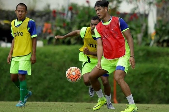 Penyerang Jajang Mulyana (depan) dalam sesi latihan Bhayangkara FC di Kota Batu pada Sabtu (21/1/2017) sore. 