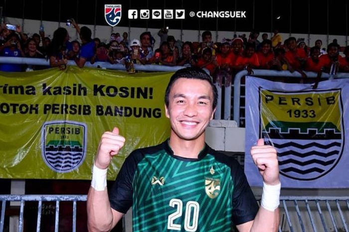 Kiper timnas Thailand Sinthaweechai Hathairatanakool berfoto di depan spanduk Persib Bandung seusai 