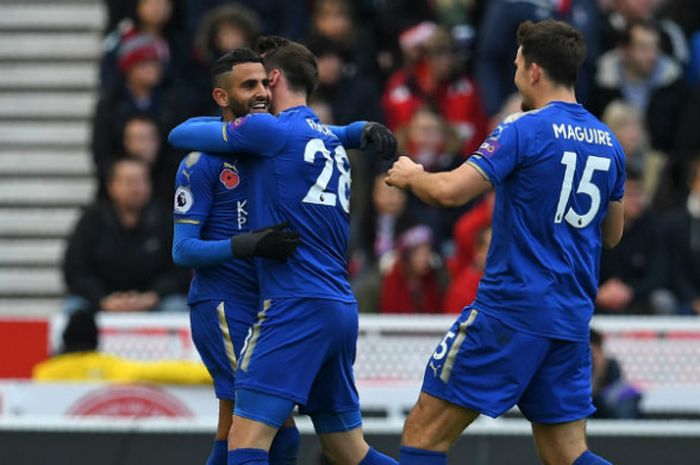 Para pemain Leicester City emrayakan gol yang dicetak Riyad Mahrez ke gawang Stoke City, Sabtu (4/11/2017)