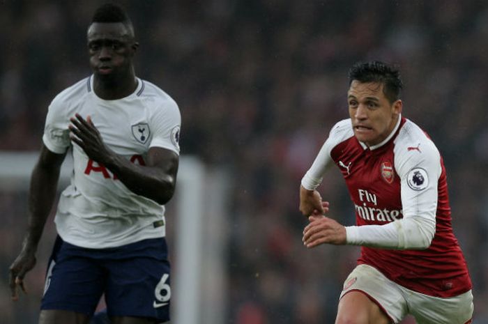 Alexis Sanchez (kanan) saat membela Arsenal dalam laga kontra Tottenham Hotspur di Emirates Stadium, Sabtu (18/11/2017)