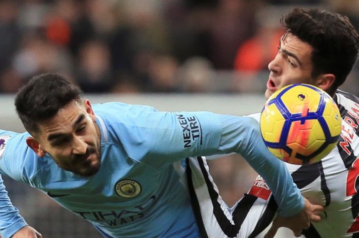 Gelandang Newcastle United, Mikel Merino (kanan), berduel dengan pemain Manchester City, Ilkay Guendogan, dalam laga Liga Inggris di Stadion St. James' Park, Newcastle, pada 27 Desember 2017.