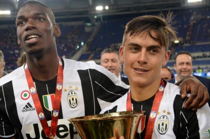 Paulo Dybala (kanan) dan Paul Pogba merayakan kesuksesan Juventus menjuarai Piala Italia setelah menekuk AC Milan pada laga final di Stadio Olimpico Roma, 21 Mei 2016.