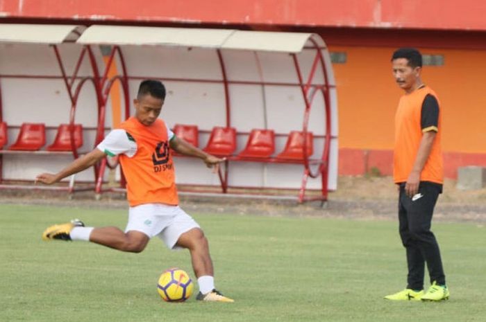 Pelatih PSMS Medan, Djadjang Nurdjaman (kanan) saat memimpin latihan anak asuhnya di Stadion Gelora Ratu Pamelingan, Pamekasan.