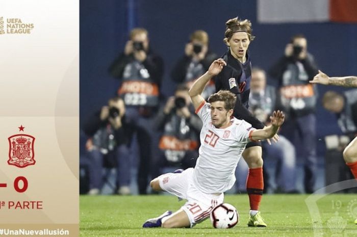 Bek Spanyol, Sergi Roberto (kiri), berduel dengan gelandang Kroasia, Luka Modric, dalam laga Liga A Grup 4 UEFA Nations League di Stadion Maksimir, Zagreb pada 15 November 2018.