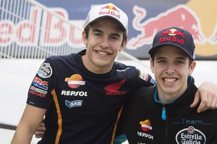  Marc Marquez (kiri) dan adiknya Alex Marquez (Kanan) saat bersantai di negaranya yaitu Spanyol, 16 Juni 2014 