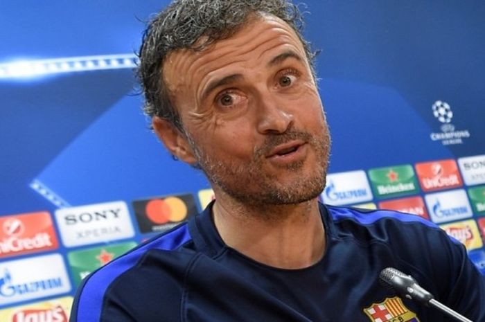 Pelatih Luis Enrique berbicara dalam jumpa pers di Joan Gamper Sports Center, Barcelona, 18 April 2017, menjelang duel perempat final Liga Champions antara FC Barcelona dan Juventus di Stadion Camp Nou, 19 April 2017.