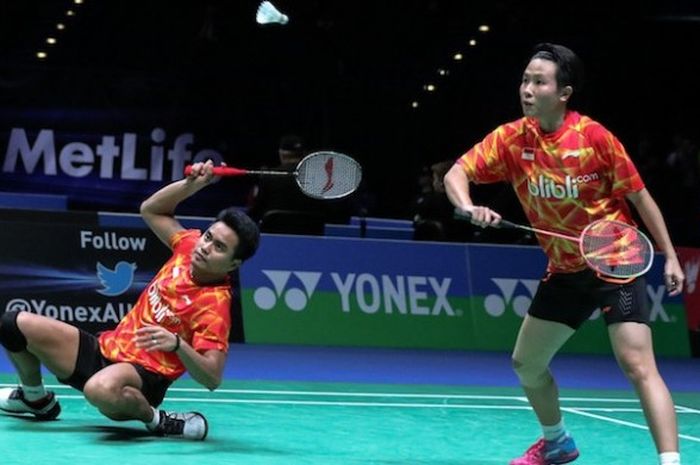 Pasangan ganda campuran Indonesia, Tontowi Ahmad/Liliyana Natsir, berusaha mengembalikan kok dari pa