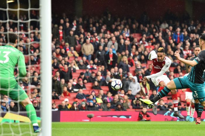 Striker Arsenal, Pierre-Emerick Aubameyang, melakukan upaya tembakan dalam laga melawan Southampton, Minggu (8/4/2018) di Stadion Emirates, London.