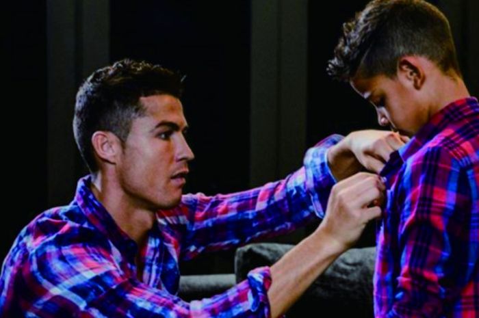 Cristiano Ronaldo (kiri) bersama Cristiano Ronaldo Junior