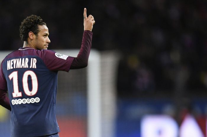 Striker Paris Saint-Germain, Neymar, merayakan gol yang dia cetak ke gawang Dijon dalam laga Liga Prancis di Stadion Parc des Princes, Paris, pada 17 Januari 2018.