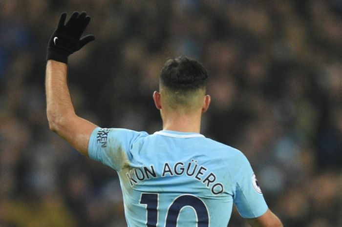  Striker Manchester City, Sergio Aguero, merayakan gol yang dia cetak ke gawang Bournemouth dalam laga Liga Inggris di Stadion Etihad, Manchester, pada 23 Desember 2017. 