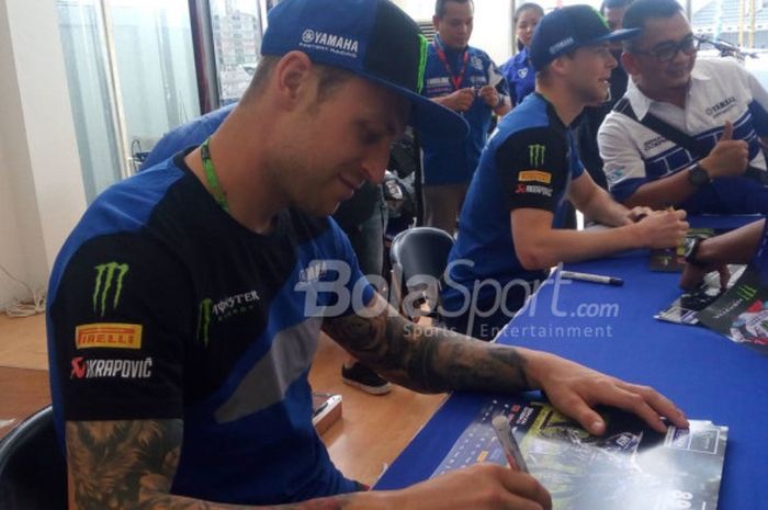 Pebalap Monster Energy Yamaha Factory Team, Jeremy van Horebeek, menandatangani poster untuk penggemar yang hadir di acara meet and greet di Yamaha Sentral, Pangkal Pinang, Bangka, pada Jumat (29/06/2018).