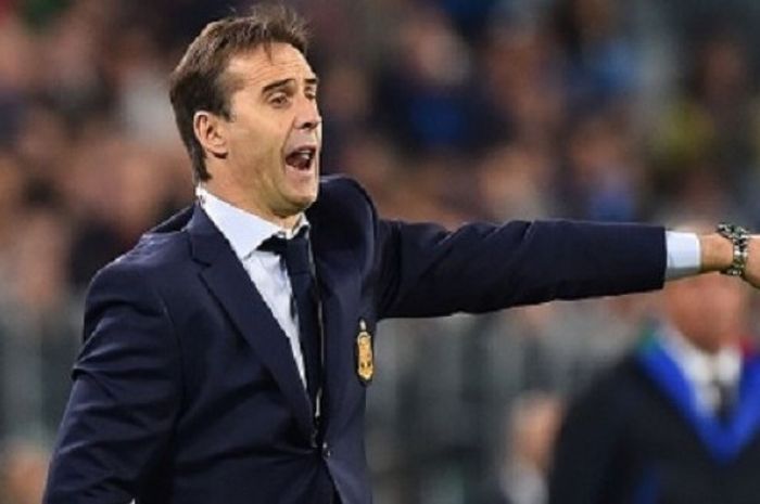 Pelatih timnas Spanyol, Julen Lopetegui, memberi instruksi kepada anak-anak asuhnya pada laga kontra Italia, Kamis (6/10/2016). 