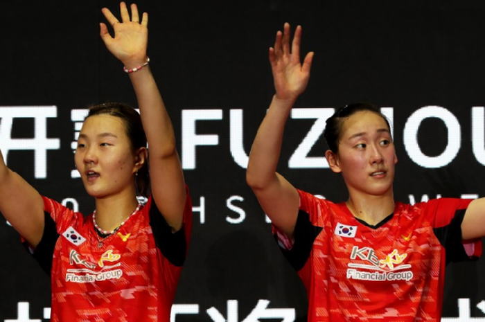 Ekspresi ganda putri Korea Selatan, Lee So-hee (kanan)/Shin Seung-chan, di podium usai meraih gelar juara Fuzhou China Open 2018 pada Minggu (11/11/2018) di Haixia Olympic Sports Center, Fuzhou.