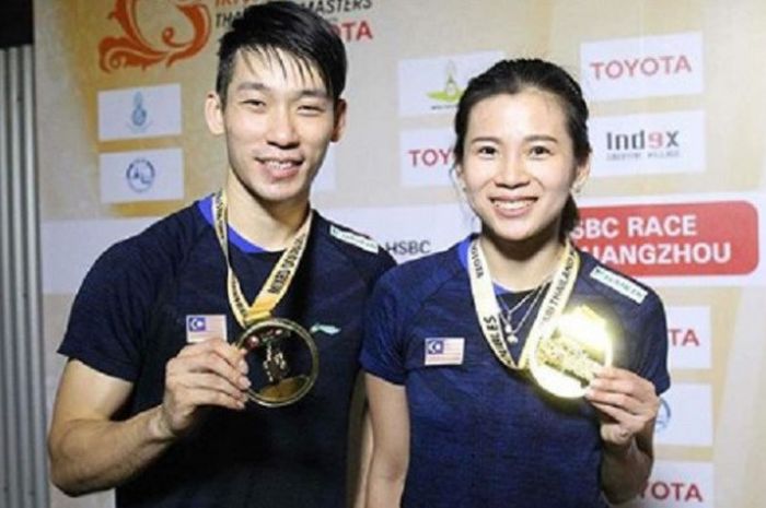 Ganda campuran Malaysia, Chan Peng Soon dan Goh Liu Ying, saat memamerkan medali yang mereka raih setelah sukses memenangkan partai final Thailand Masters 2019.