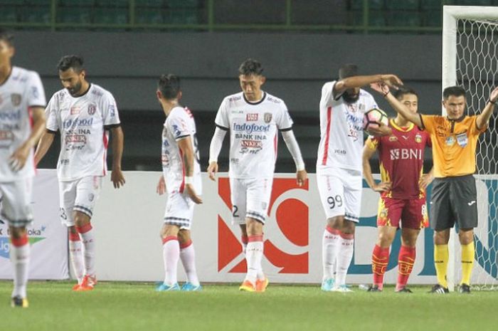 Wajah-wajah kecewa pemain Bali United seusai dikalahkan tuan rumah Bhayangkara FC pada laga pekan ke-27 Liga 1 musim 2017 di Stadion Patriot, Kota Bekasi, Jumat (29/30/2017) malam.  