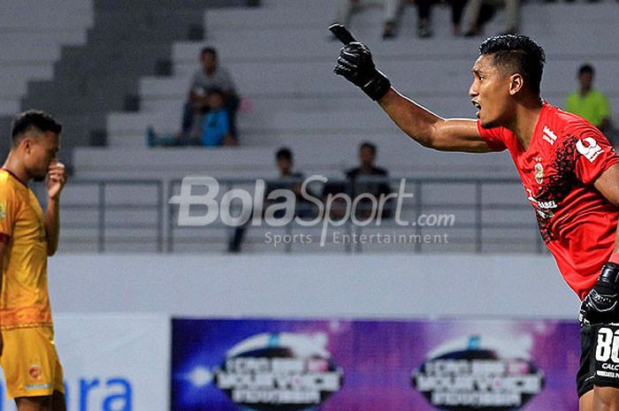 Kiper Sriwijaya FC, Sandi Firmansyah, memberi instruksi kepada rekan setimnya saat melawan Persebaya Surabaya pada babak penyisihan Grup B Piala Gubernur Kaltim 2018 di Stadion Batakan Balikpapan, Kalimantan Timur Rabu malam (28/02/2018).