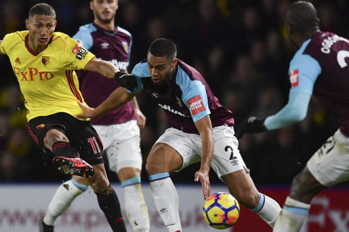 Aksi penyerang Watford, Richarlison de Andrade (kiri), saat melepaskan tembakan ke gawang West Ham United dalam lanjutan Liga Inggris 2017-2018 di Stadion Vicarage Road, Watford, Inggris, pada Minggu (19/11/2017).