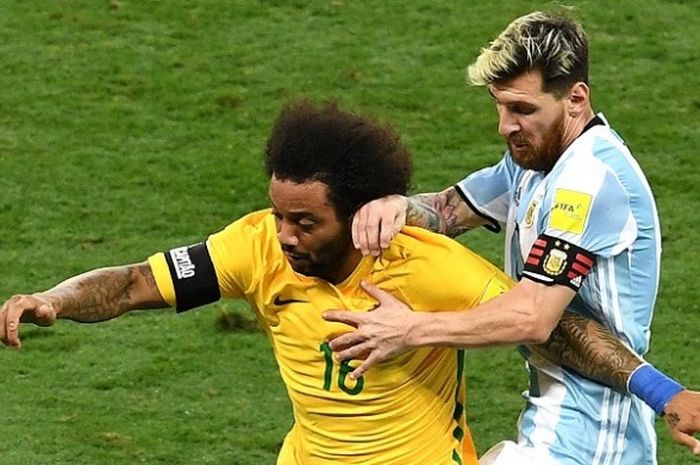 Kapten tim nasional Argentina, Lionel Messi (kanan), berduel dengan bek Brasil, Marcelo, dalam laga Kualifikasi Piala Dunia 2018 di Estadio Governador Magalhaes, Kamis (10/11/2016) waktu setempat.