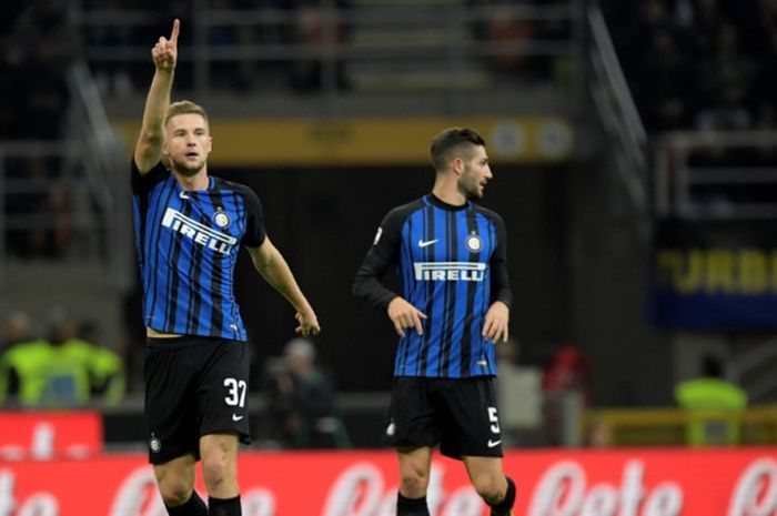 Bek Inter Milan, Milan Skriniar (kiri), merayakan gol yang dia cetak ke gawang Sampdoria dalam laga Liga Italia di Stadion Giuseppe Meazza, Milan, pada 24 Oktober 2017.