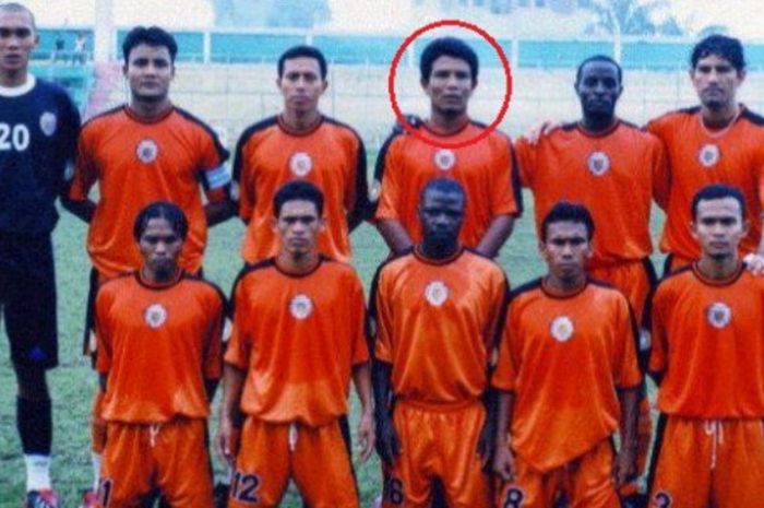 Irwansyah (lingkaran merah), saat membela Persiraja Banda Aceh pada Divisi Satu Liga Indonesia musim 2002-2003