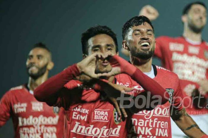 Gelandang Bali United, M. TAufiq (depan) merayakan gol yang dicetaknya ke gawang Perseru Serui dalam