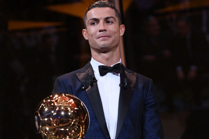 Penyerang Real Madrid dan tim nasional Portugal, Cristiano Ronaldo, saat menerima gelar Ballon d'Or 2017 di Paris, Prancis, pada Kamis (7/12/2017).