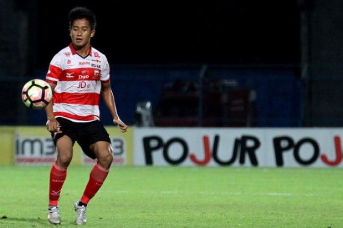 Gelandang serang Madura United, Bayu Gatra Sanggiawan saat membela timnya pada laga Liga 1 musim 2017. 