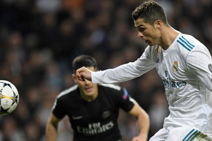 Megabintang Real Madrid, Cristiano Ronaldo, menyentuh bola dengan lutut yang berbuah gol ke gawang Paris Saint-Germain pada laga leg pertama babak 16 besar Liga Champions di Stadion Santiago Bernabeu, Rabu (14/2/2018) waktu setempat.