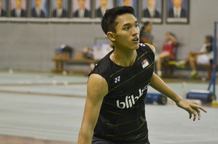 Pebulu tangkis tunggal putra Indonesia, Jonatan Christie, menjalani latihan jelang SEA Games 2017 di hall pelatnas, Cipayung, Jakarta, Kamis (6/7/2017).