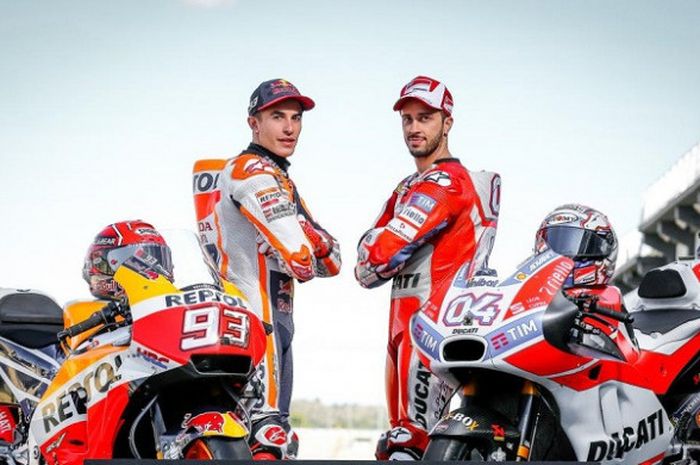 Pebalap Repsol Honda, Marc Marquez (kiri) dan Andrea Dovizioso (kanan) berpose sebelum menjalani seri balap GP Valencia di Sirkuit Ricardo Tormo, Kamis (16/11/2017).