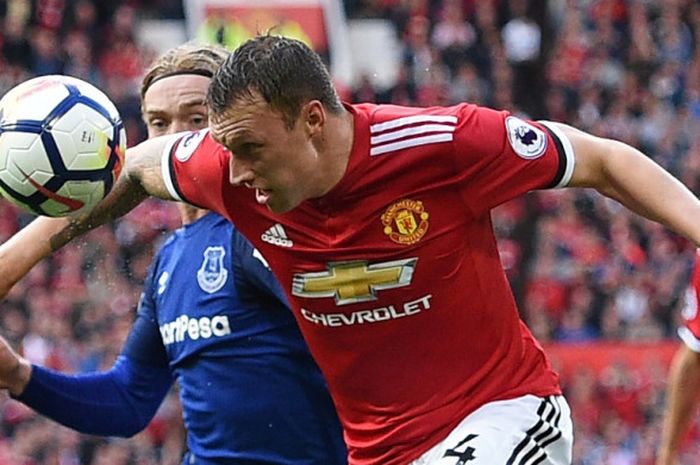 Bek Manchester United, Phil Jones (kanan), berduel dengan gelandang Everton, Tom Davies, dalam laga Liga Inggris di Stadion Old Trafford, Manchester, pada 17 September 2017.