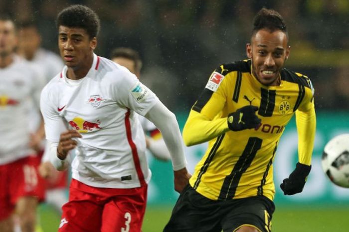 Striker Borussia Dormund, Pierre-Emerick Aubameyang (kanan) dikenal sebagai pemain tercepat dalam urusan lari, apa benar nih?