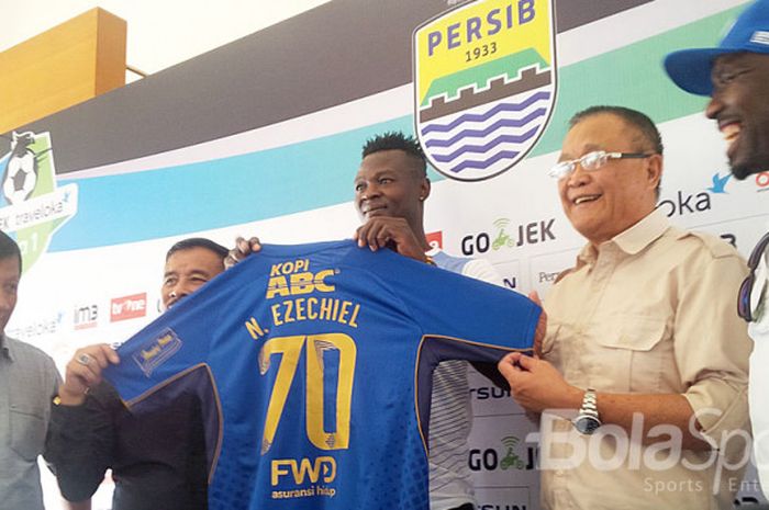 Ezechiel Aliadjim N'Douassel memamerkan jersey Persib dengan nomor punggung 70 ‎yang akan digunakan olehnya saat mengarungi putaran kedua Liga 1 2017. 