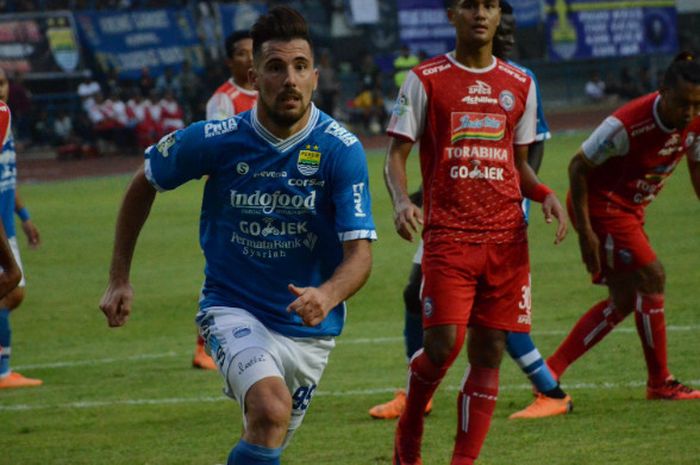 Striker Persib Bandung asal Argentina sekaligus pemain terbaik APPI Juli - Agustus 2018, Jonathan Bauman saat melawan Arema di Stadion Gelora Bandung Lautan Api, Kamis (13/9/2018) pada Liga 1 2018 pekan ke-21.