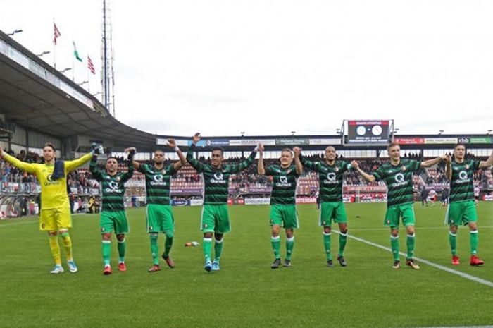 Para pemain Feyenoord merayakan kemenangan besar 7-0 atas tuan rumah Sparta Rotterdam pada laga lanjutan Liga Belanda 2017-2018 di Stadion Sparta, Minggu (17/12/2017). 